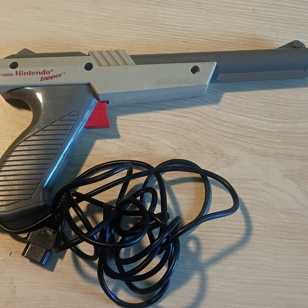 Nintendo Zapper Gray and Red Light Gun